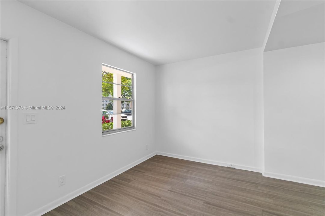 For Sale: $280,000 (2 beds, 2 baths, 896 Square Feet)