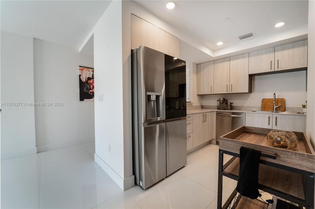 For Rent: $2,850 (2 beds, 2 baths, 1213 Square Feet)