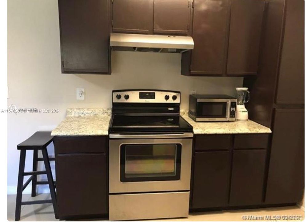 Active With Contract: $1,950 (1 beds, 1 baths, 579 Square Feet)