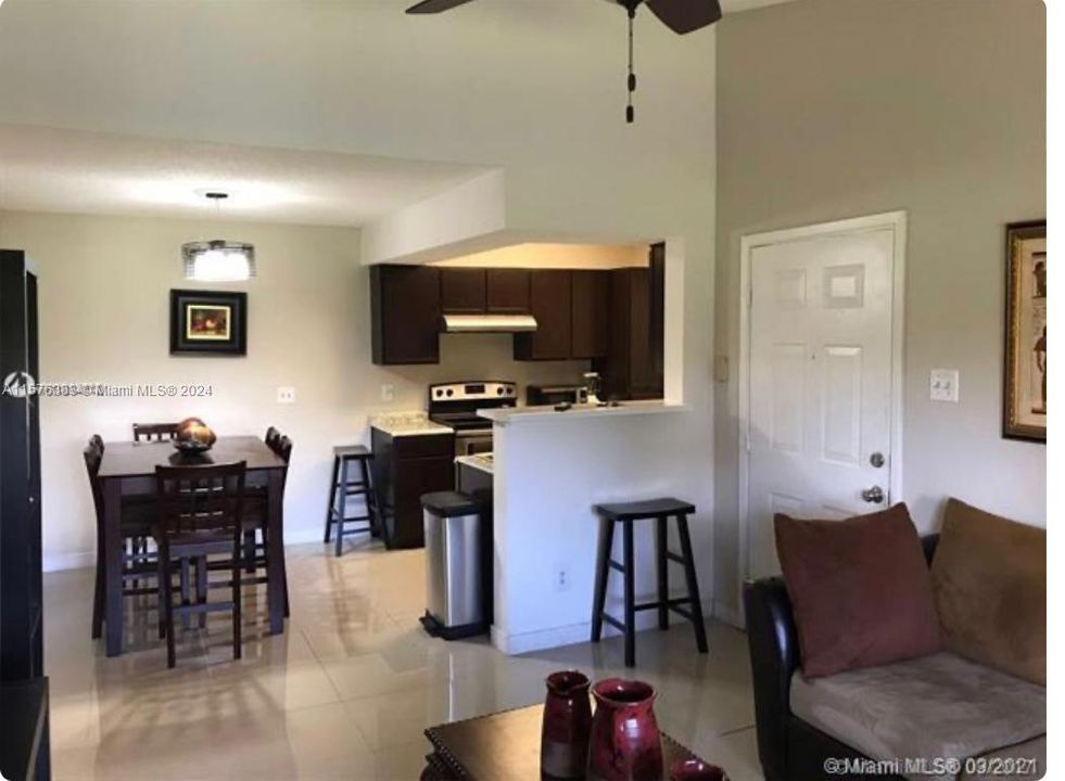 Active With Contract: $1,950 (1 beds, 1 baths, 579 Square Feet)