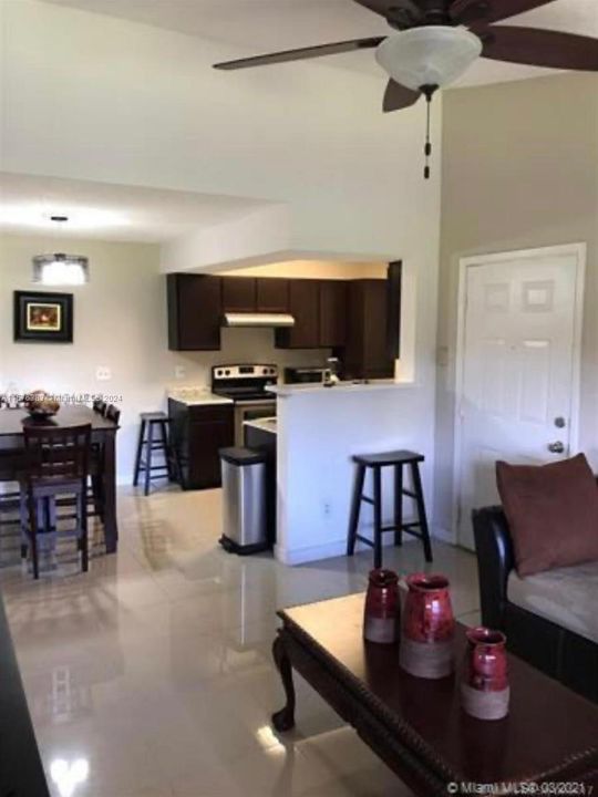 Active With Contract: $1,950 (1 beds, 1 baths, 579 Square Feet)