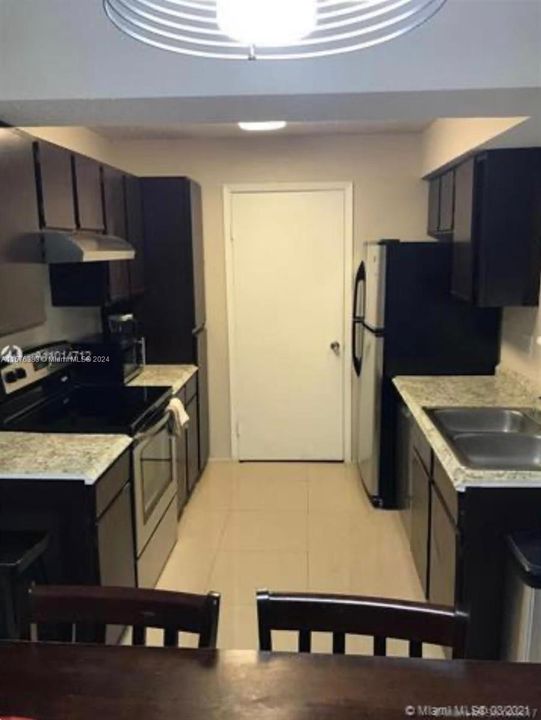 Active With Contract: $1,950 (1 beds, 1 baths, 579 Square Feet)