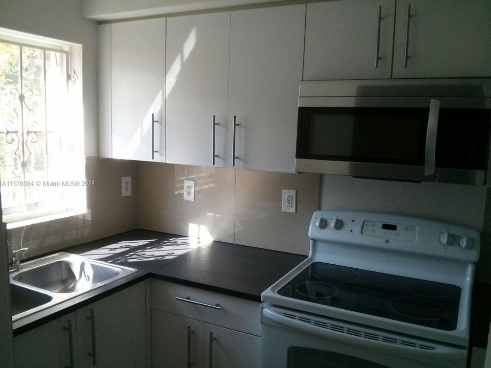 For Rent: $1,990 (2 beds, 1 baths, 930 Square Feet)