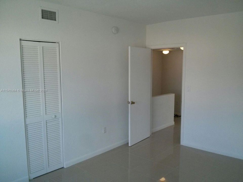 For Rent: $1,990 (2 beds, 1 baths, 930 Square Feet)