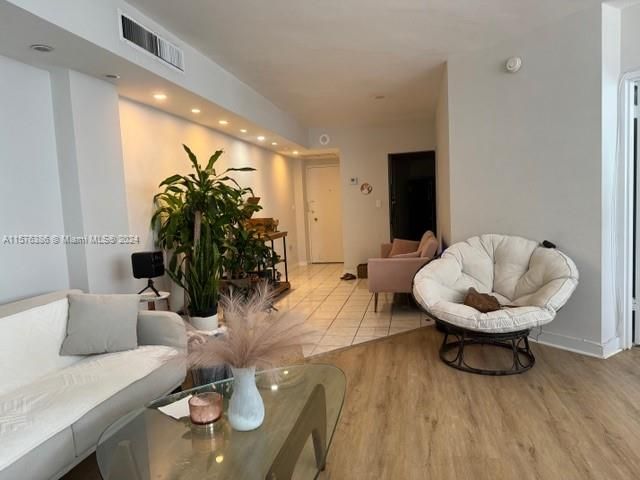 For Rent: $3,100 (2 beds, 2 baths, 990 Square Feet)