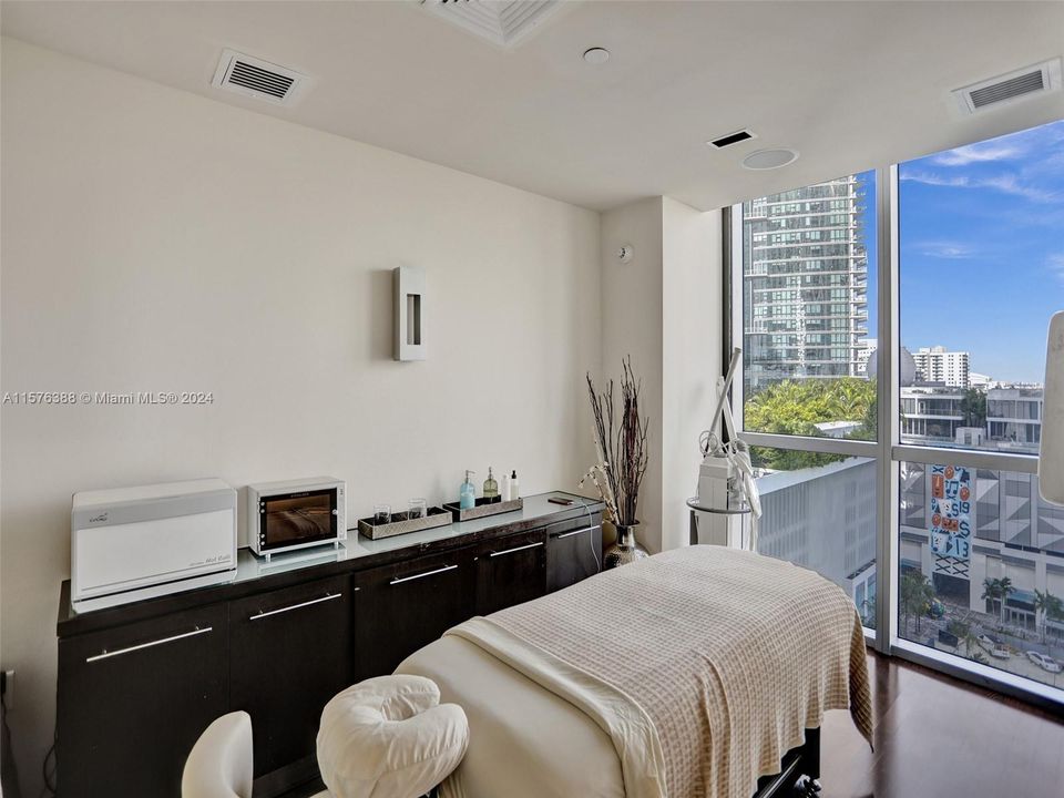 For Sale: $725,000 (1 beds, 2 baths, 938 Square Feet)
