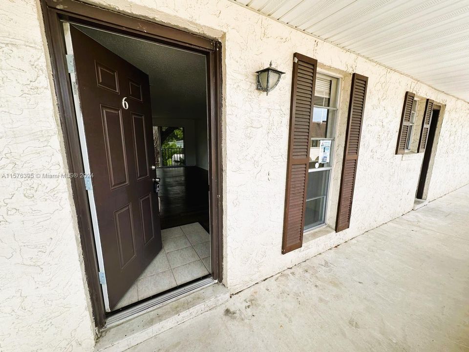 For Sale: $128,900 (2 beds, 2 baths, 992 Square Feet)