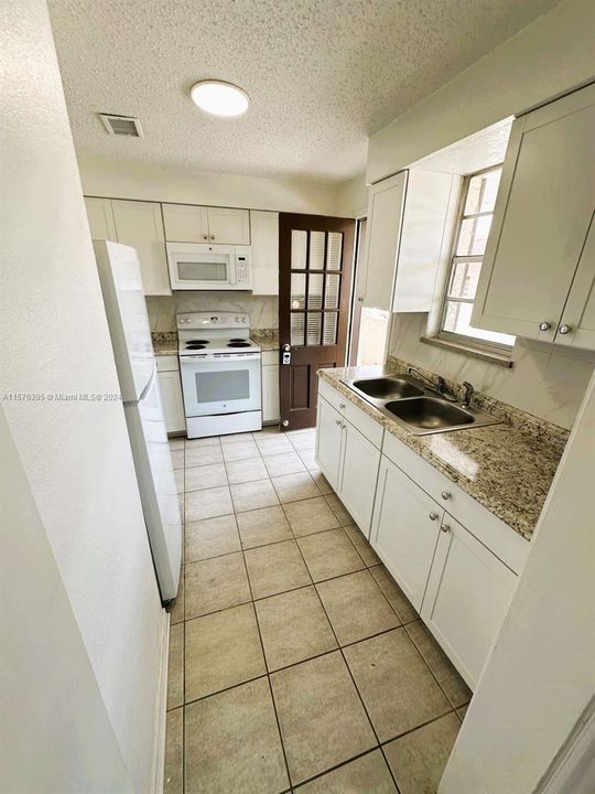 For Sale: $130,000 (2 beds, 2 baths, 992 Square Feet)