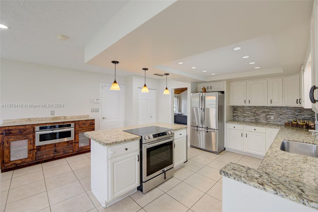 Active With Contract: $5,900 (3 beds, 2 baths, 2338 Square Feet)