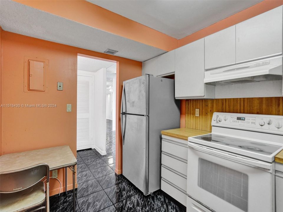 For Sale: $325,000 (2 beds, 2 baths, 1280 Square Feet)