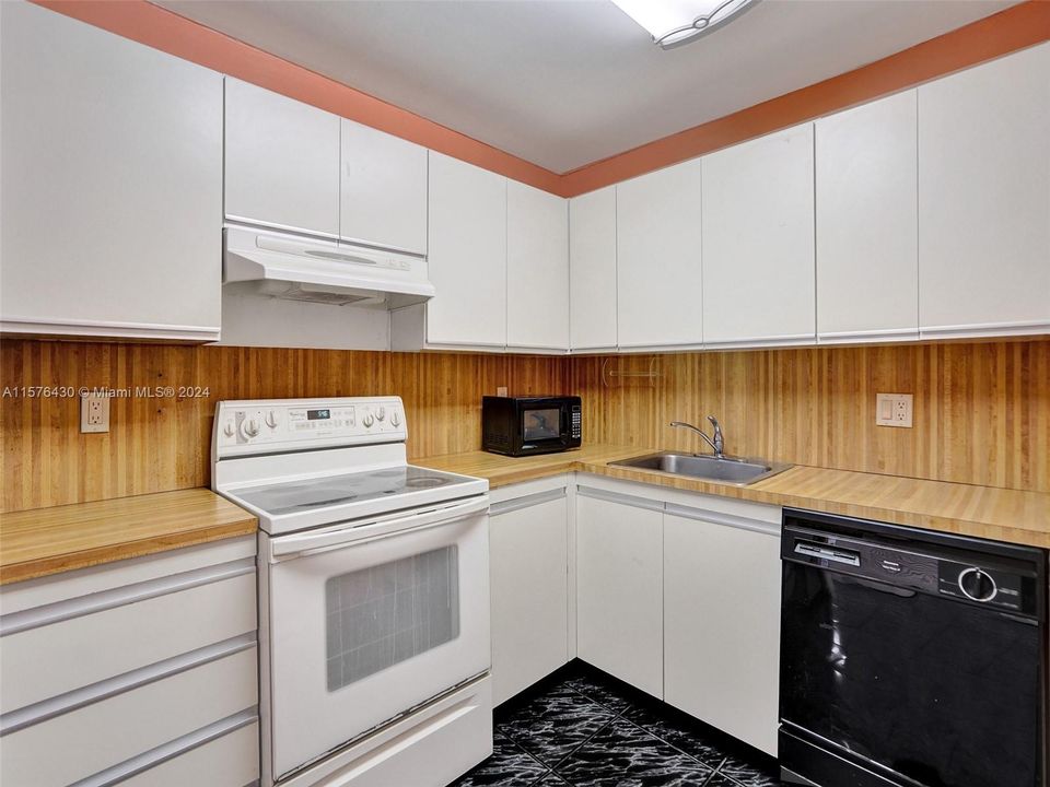 For Sale: $320,000 (2 beds, 2 baths, 1280 Square Feet)