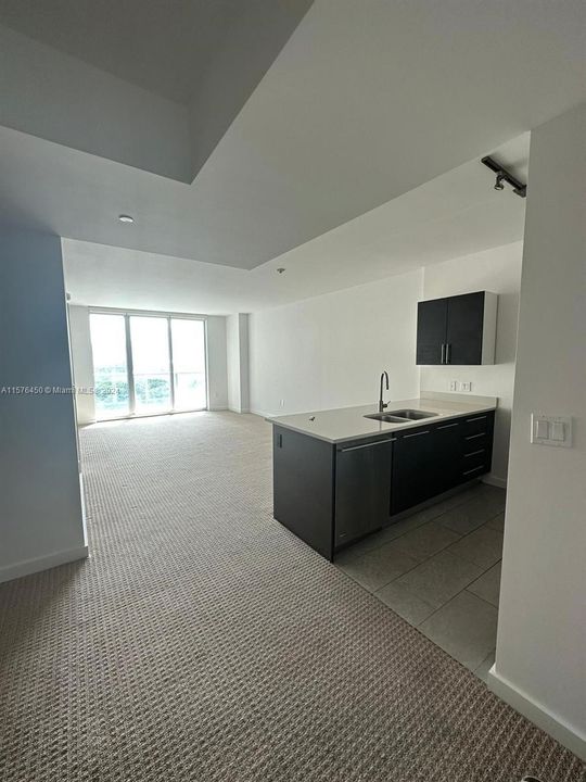 Active With Contract: $3,150 (1 beds, 1 baths, 806 Square Feet)