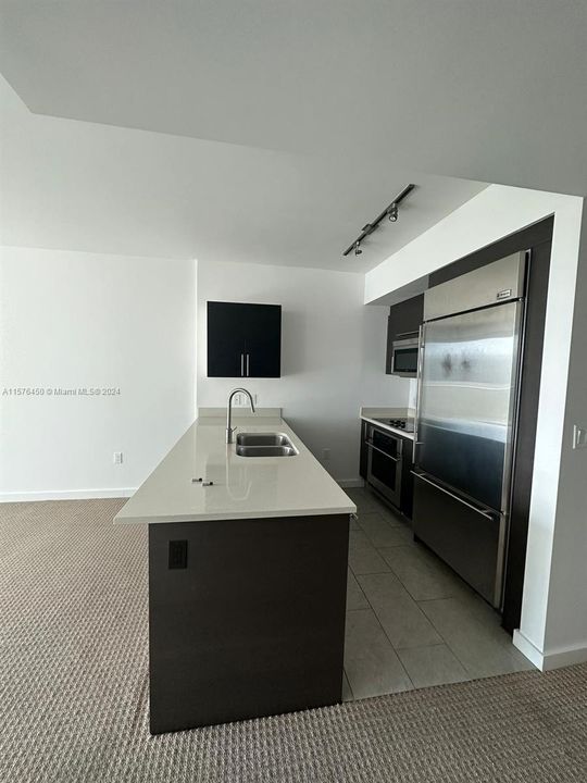 Active With Contract: $3,150 (1 beds, 1 baths, 806 Square Feet)