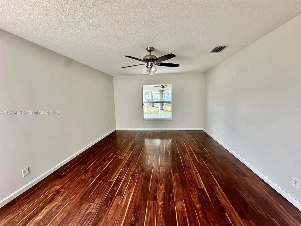 For Rent: $2,800 (3 beds, 2 baths, 1928 Square Feet)