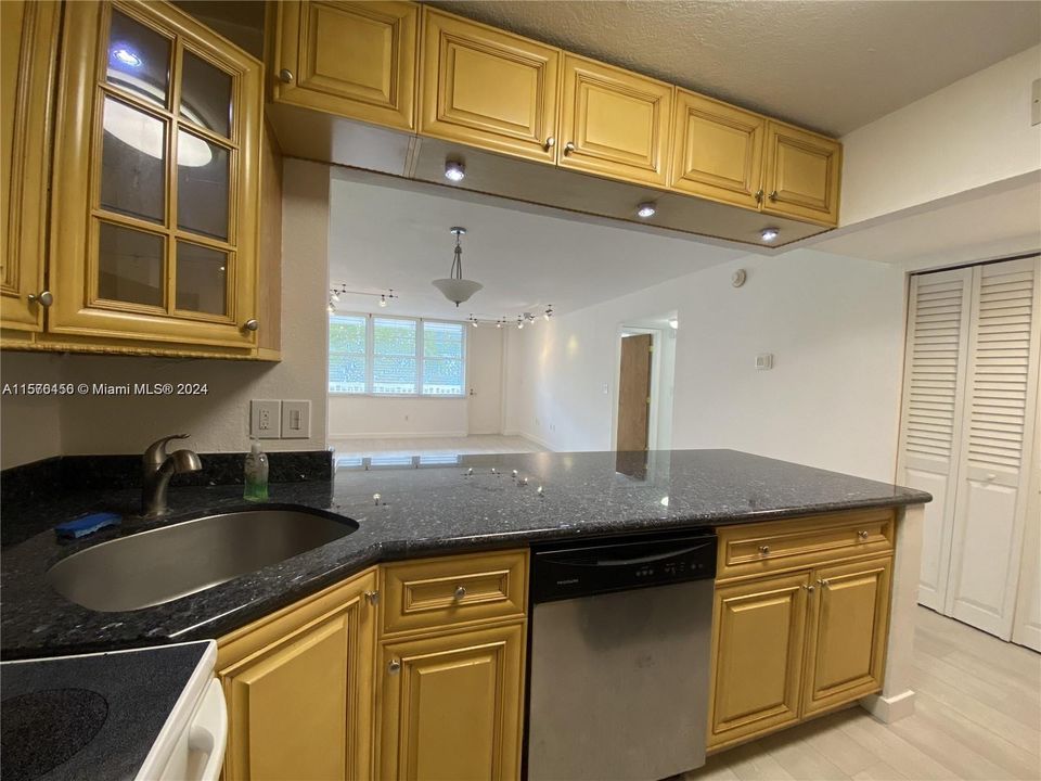 Active With Contract: $1,850 (1 beds, 1 baths, 730 Square Feet)