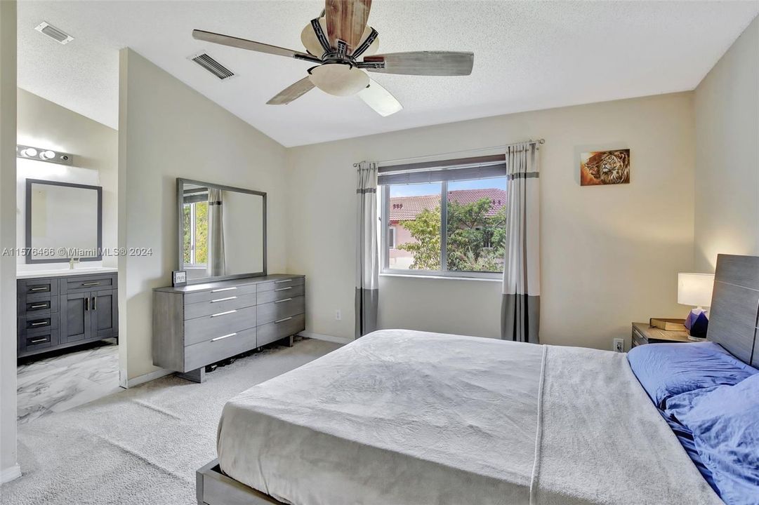 Active With Contract: $400,000 (3 beds, 2 baths, 1468 Square Feet)
