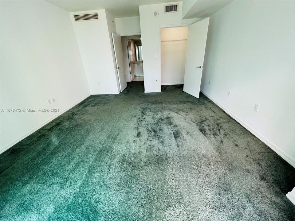 For Rent: $2,950 (1 beds, 1 baths, 738 Square Feet)