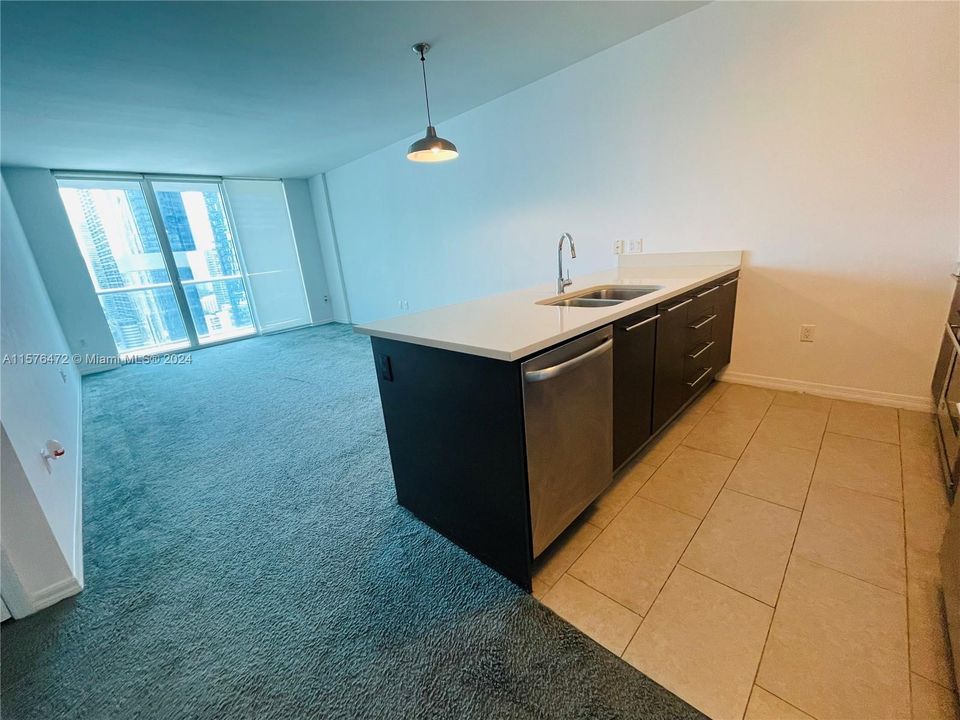 For Rent: $2,950 (1 beds, 1 baths, 738 Square Feet)