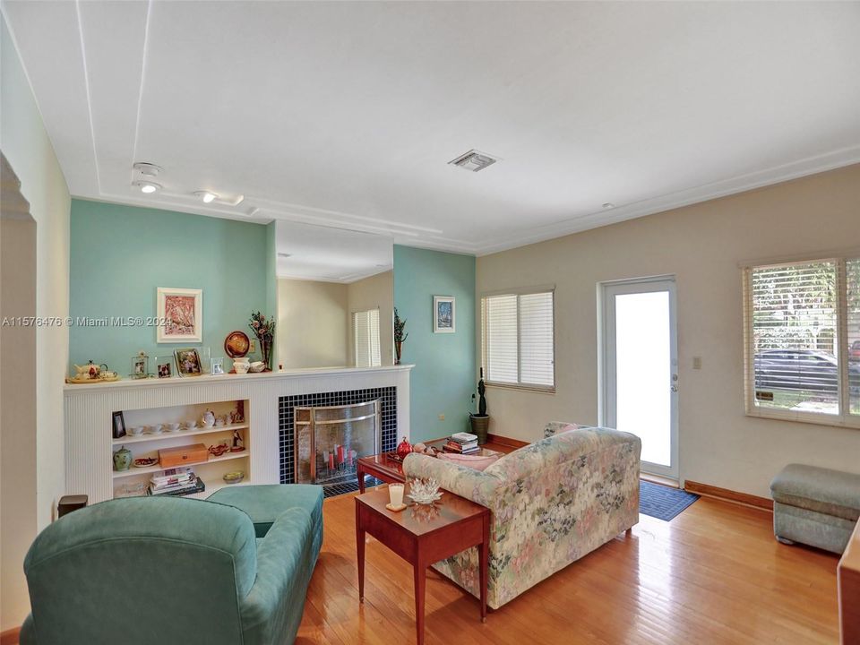 For Sale: $1,250,000 (3 beds, 2 baths, 1554 Square Feet)