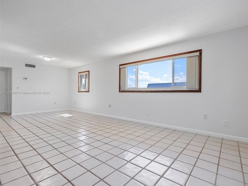 For Rent: $2,100 (1 beds, 2 baths, 1362 Square Feet)