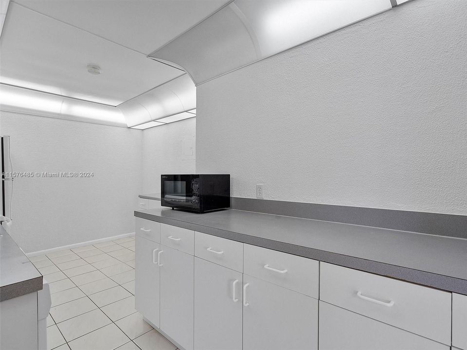 For Rent: $2,400 (1 beds, 2 baths, 1362 Square Feet)