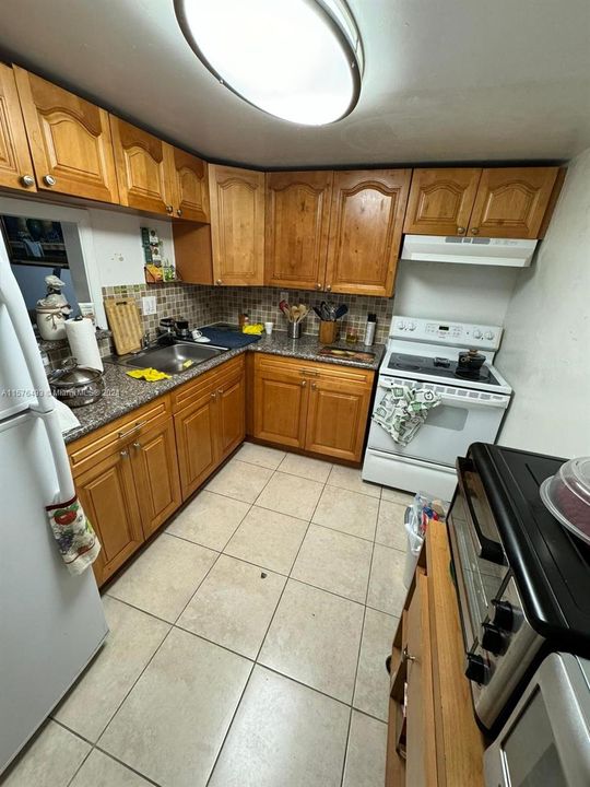 For Sale: $250,000 (1 beds, 1 baths, 761 Square Feet)