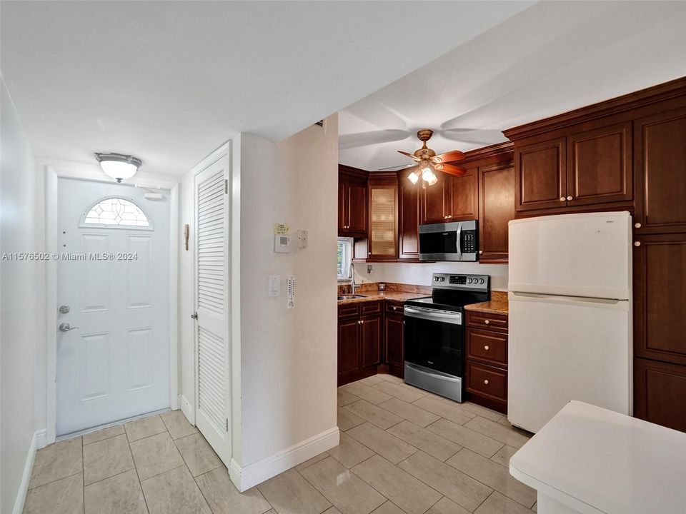 For Sale: $245,000 (2 beds, 2 baths, 1170 Square Feet)