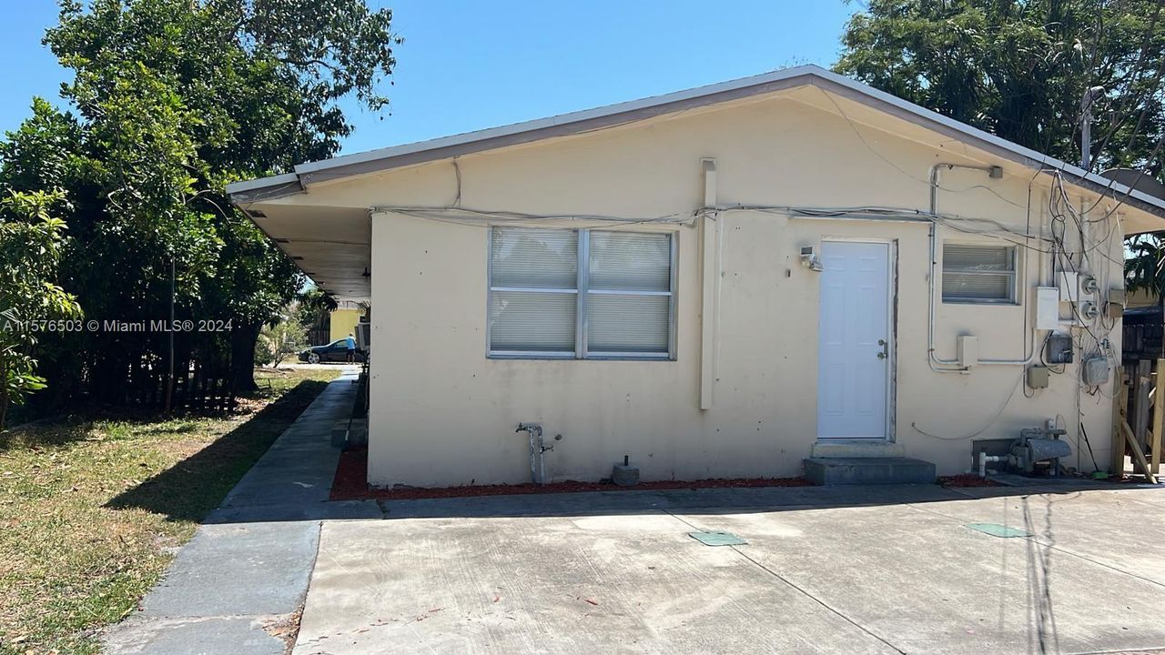 Active With Contract: $2,600 (3 beds, 2 baths, 1940 Square Feet)