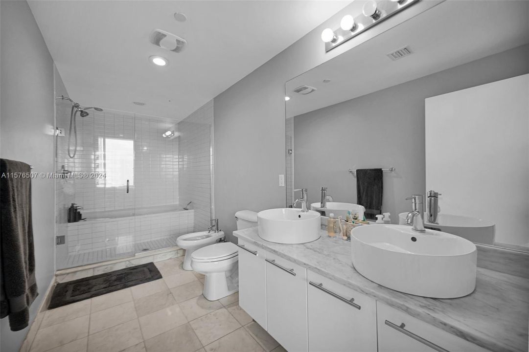 Active With Contract: $3,500 (1 beds, 1 baths, 843 Square Feet)