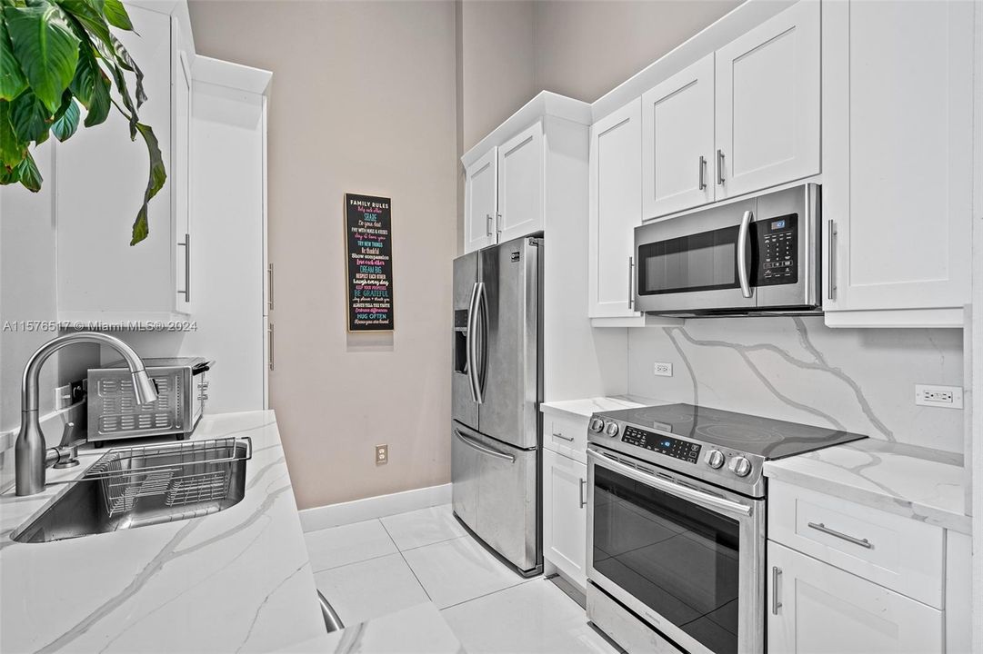 For Sale: $460,000 (2 beds, 2 baths, 1074 Square Feet)