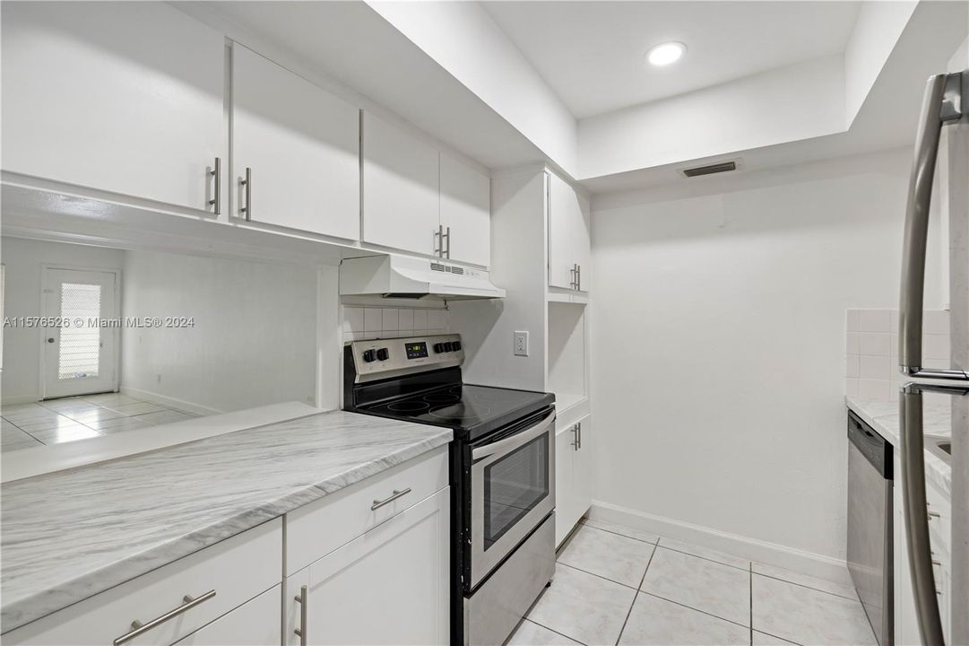 For Sale: $189,900 (1 beds, 1 baths, 1080 Square Feet)