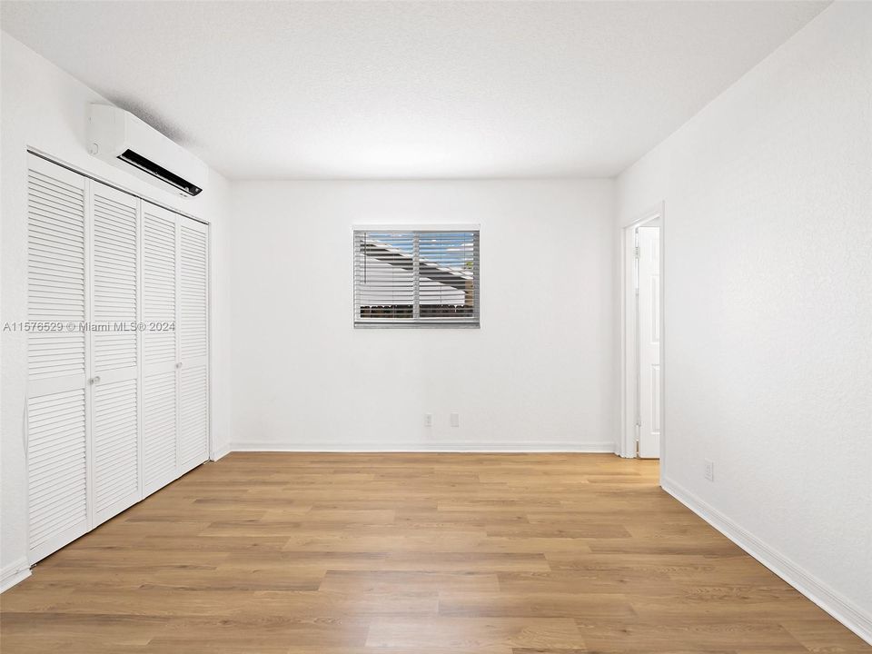 Active With Contract: $1,700 (1 beds, 1 baths, 540 Square Feet)