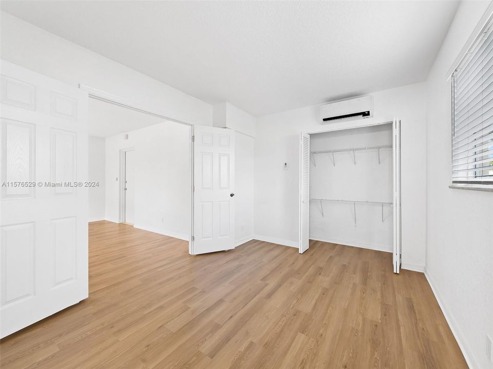 Active With Contract: $1,700 (1 beds, 1 baths, 540 Square Feet)