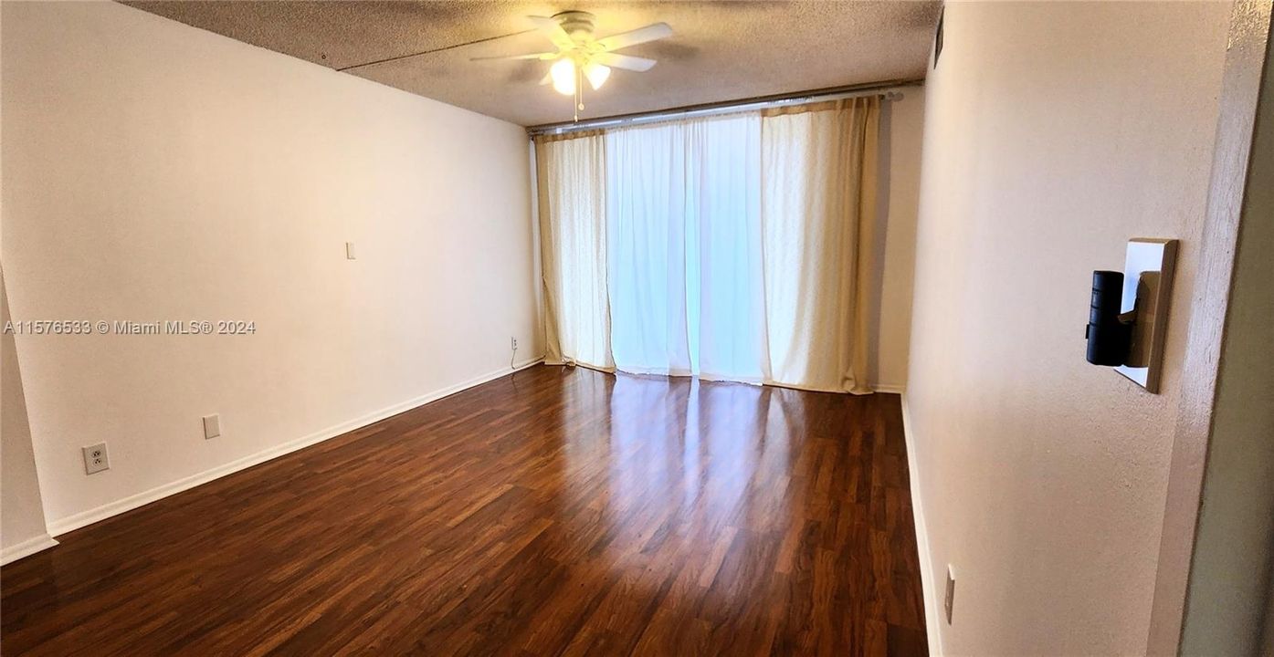 For Sale: $270,000 (2 beds, 1 baths, 924 Square Feet)