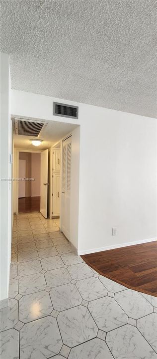 For Sale: $270,000 (2 beds, 1 baths, 924 Square Feet)