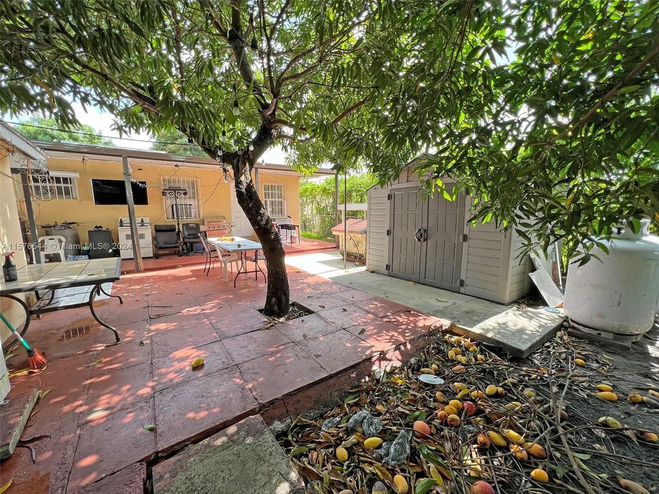 Active With Contract: $575,000 (5 beds, 3 baths, 2045 Square Feet)
