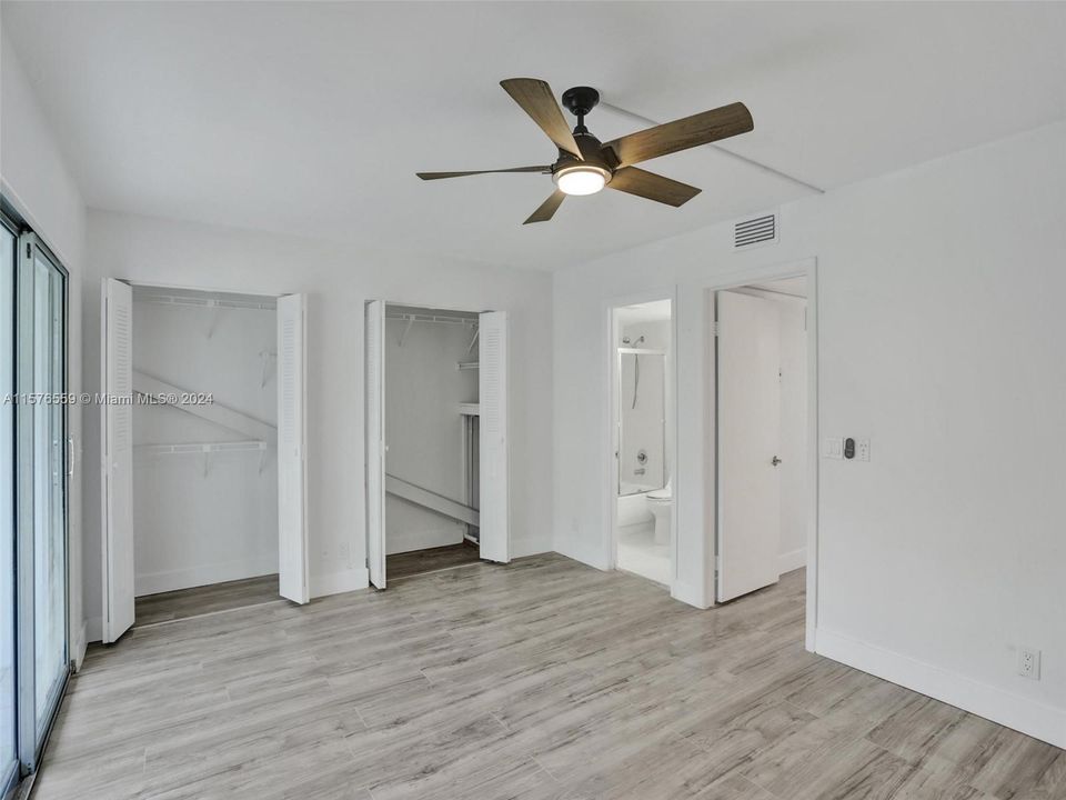 For Sale: $175,000 (1 beds, 1 baths, 811 Square Feet)