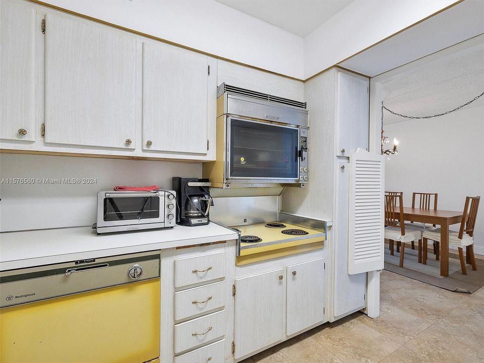For Sale: $279,000 (1 beds, 1 baths, 790 Square Feet)