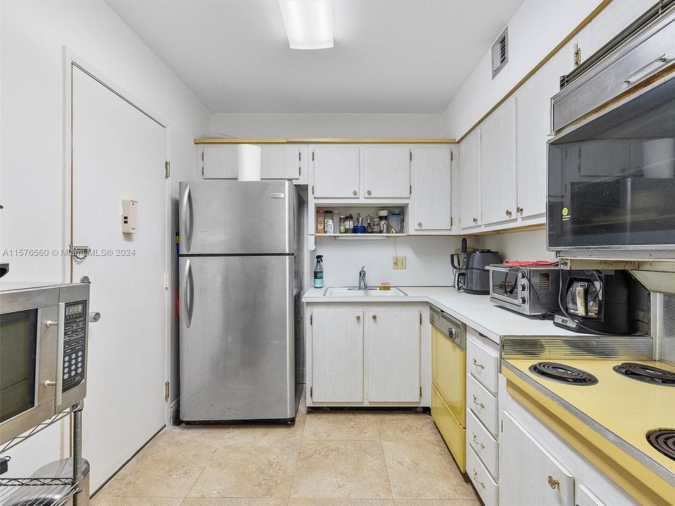 For Sale: $279,000 (1 beds, 1 baths, 790 Square Feet)