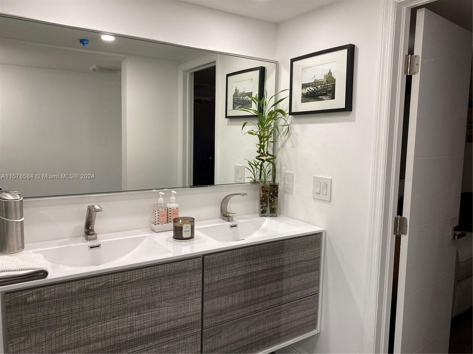 Active With Contract: $2,975 (1 beds, 1 baths, 840 Square Feet)