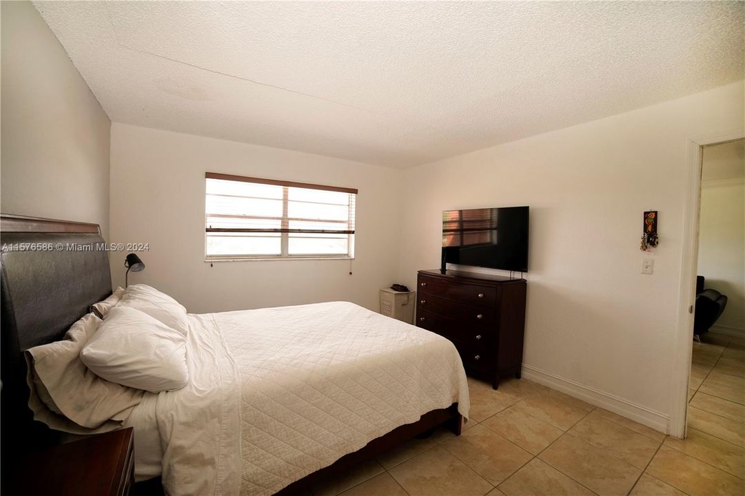 For Rent: $1,750 (1 beds, 1 baths, 705 Square Feet)