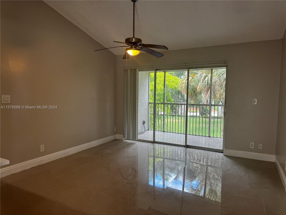 For Rent: $1,900 (1 beds, 1 baths, 690 Square Feet)