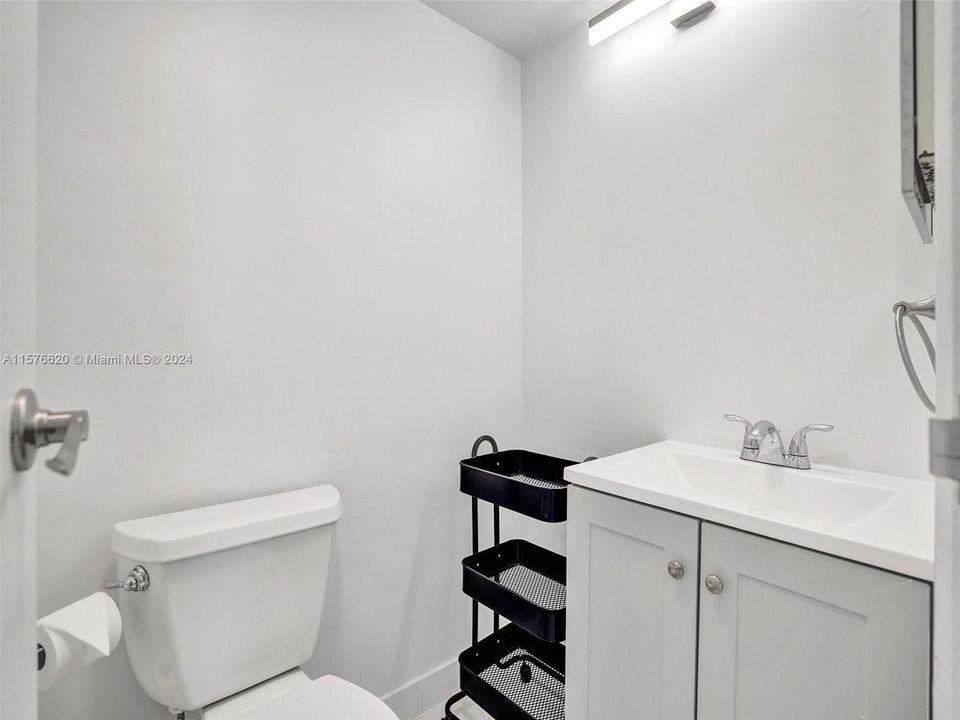 For Sale: $369,800 (1 beds, 1 baths, 896 Square Feet)