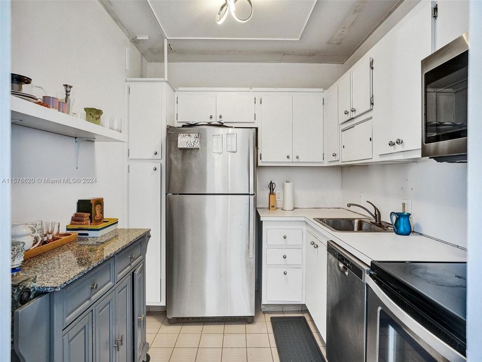 For Sale: $369,800 (1 beds, 1 baths, 896 Square Feet)