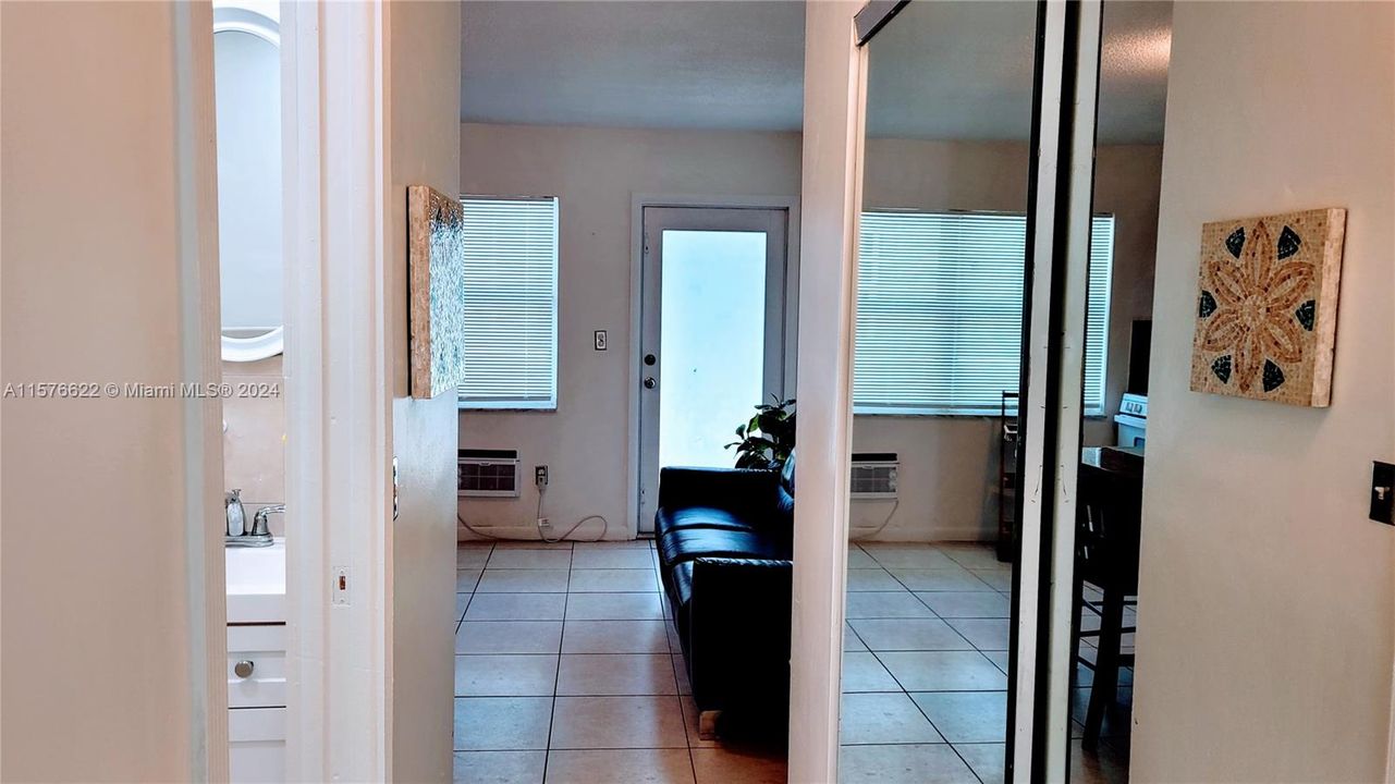 For Rent: $1,900 (1 beds, 1 baths, 418 Square Feet)