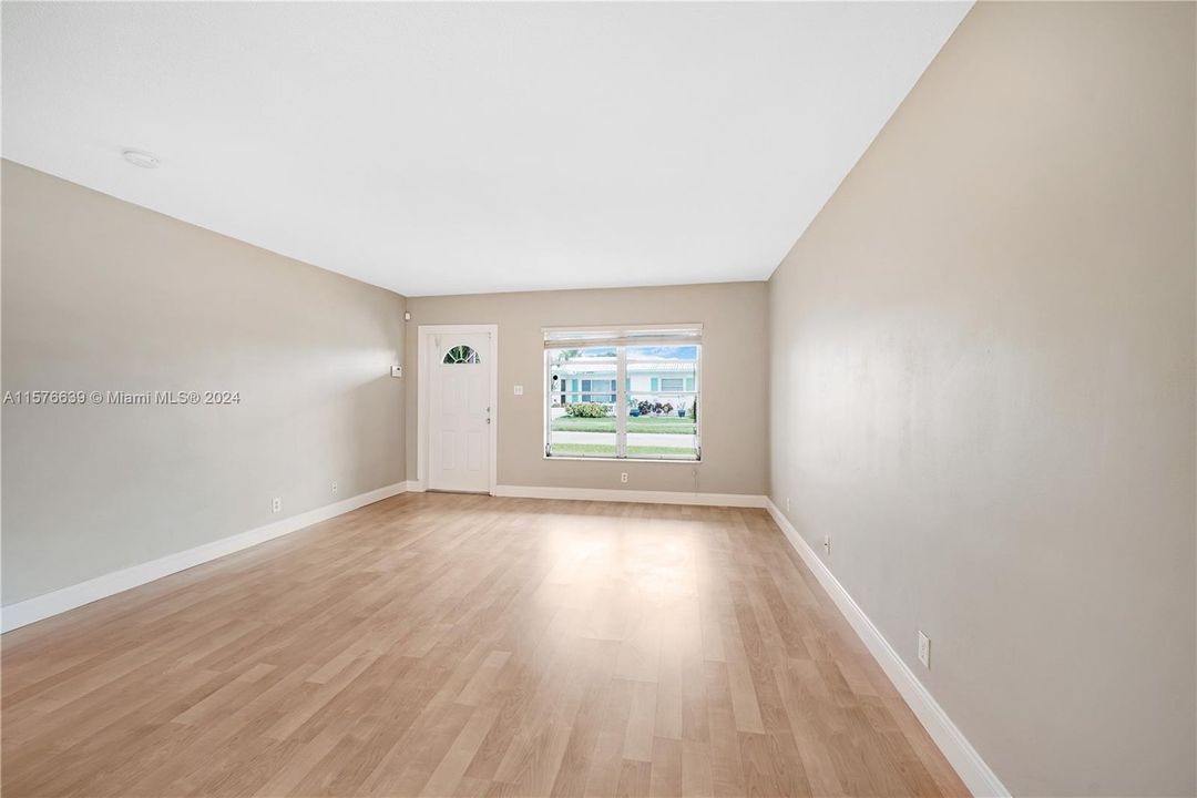 Active With Contract: $294,900 (2 beds, 1 baths, 1145 Square Feet)