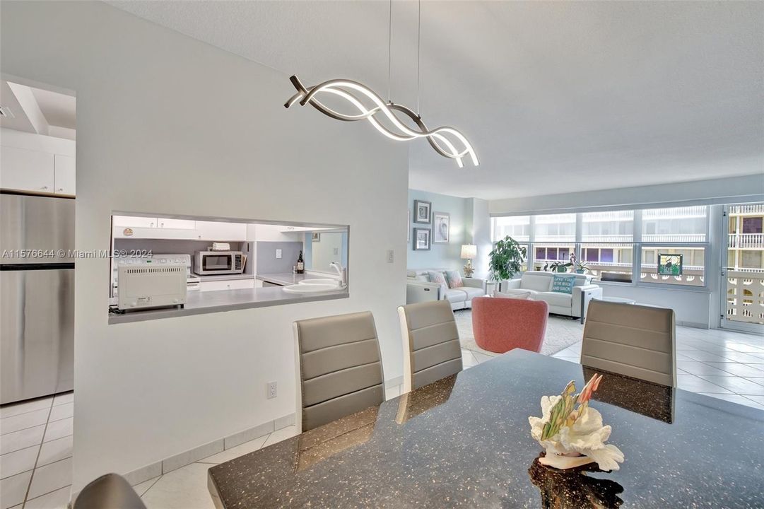 For Sale: $550,000 (2 beds, 2 baths, 1190 Square Feet)