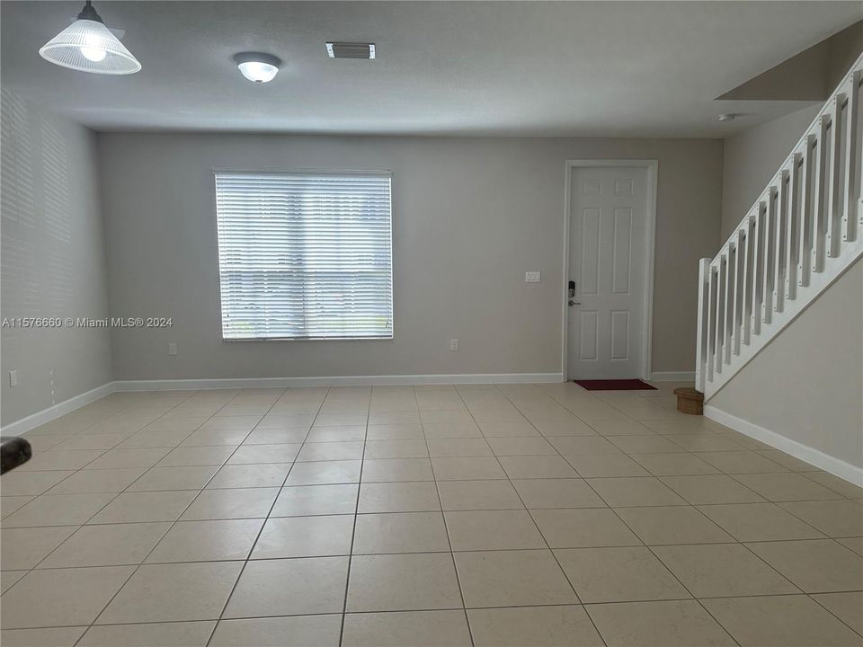 Active With Contract: $3,100 (3 beds, 2 baths, 1608 Square Feet)