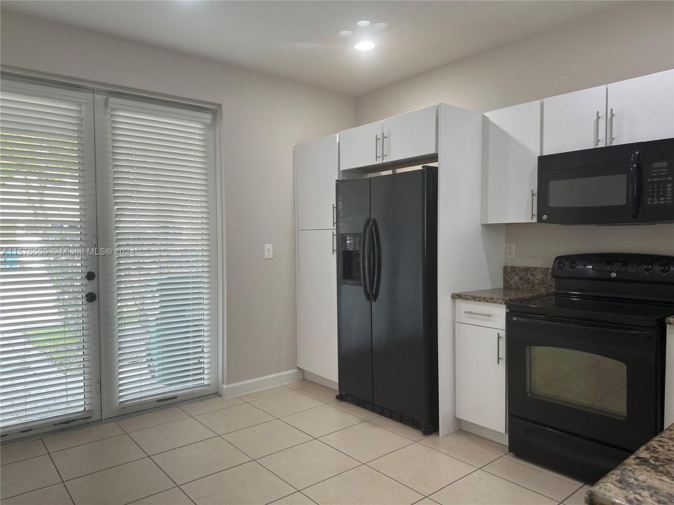 Recently Rented: $3,100 (3 beds, 2 baths, 1608 Square Feet)