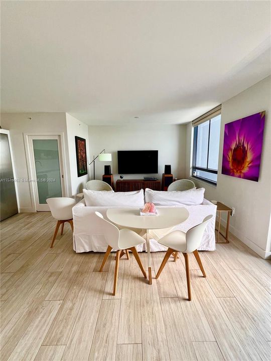 Active With Contract: $645,000 (1 beds, 1 baths, 806 Square Feet)